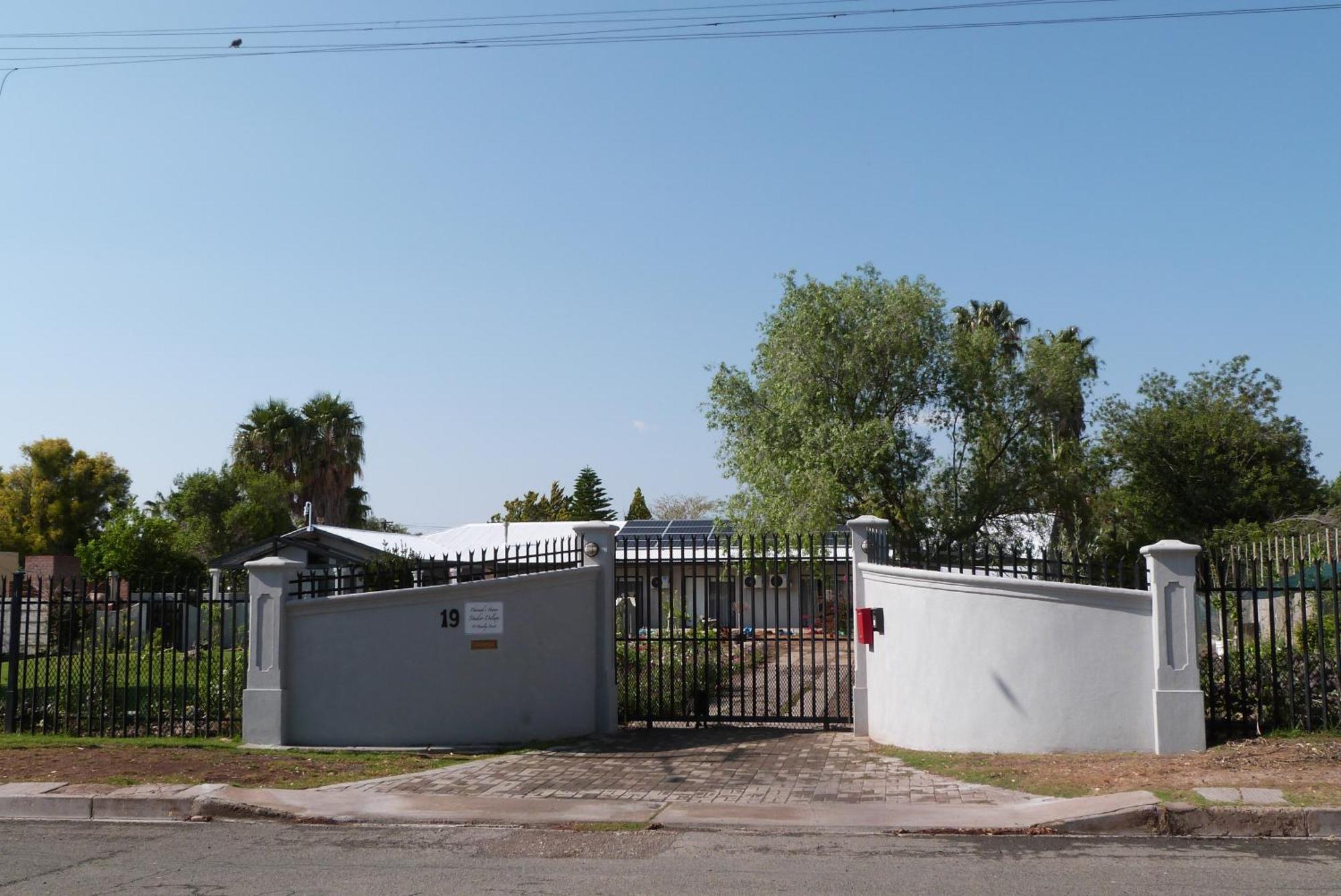 Hannah's Haven Studio Deluxe Lägenhet Beaufort West Exteriör bild